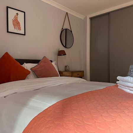 Private Main Door Lovely 2 bedroom apartment EDI Buitenkant foto