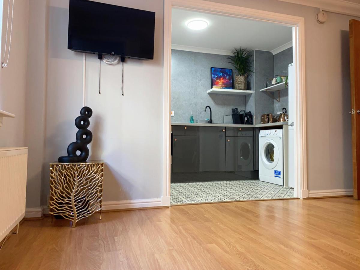 Private Main Door Lovely 2 bedroom apartment EDI Buitenkant foto