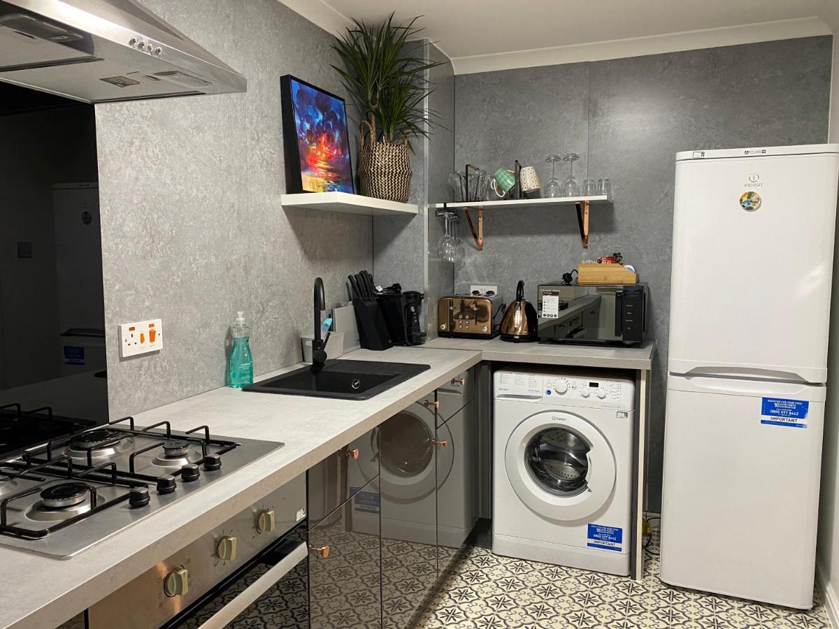 Private Main Door Lovely 2 bedroom apartment EDI Buitenkant foto