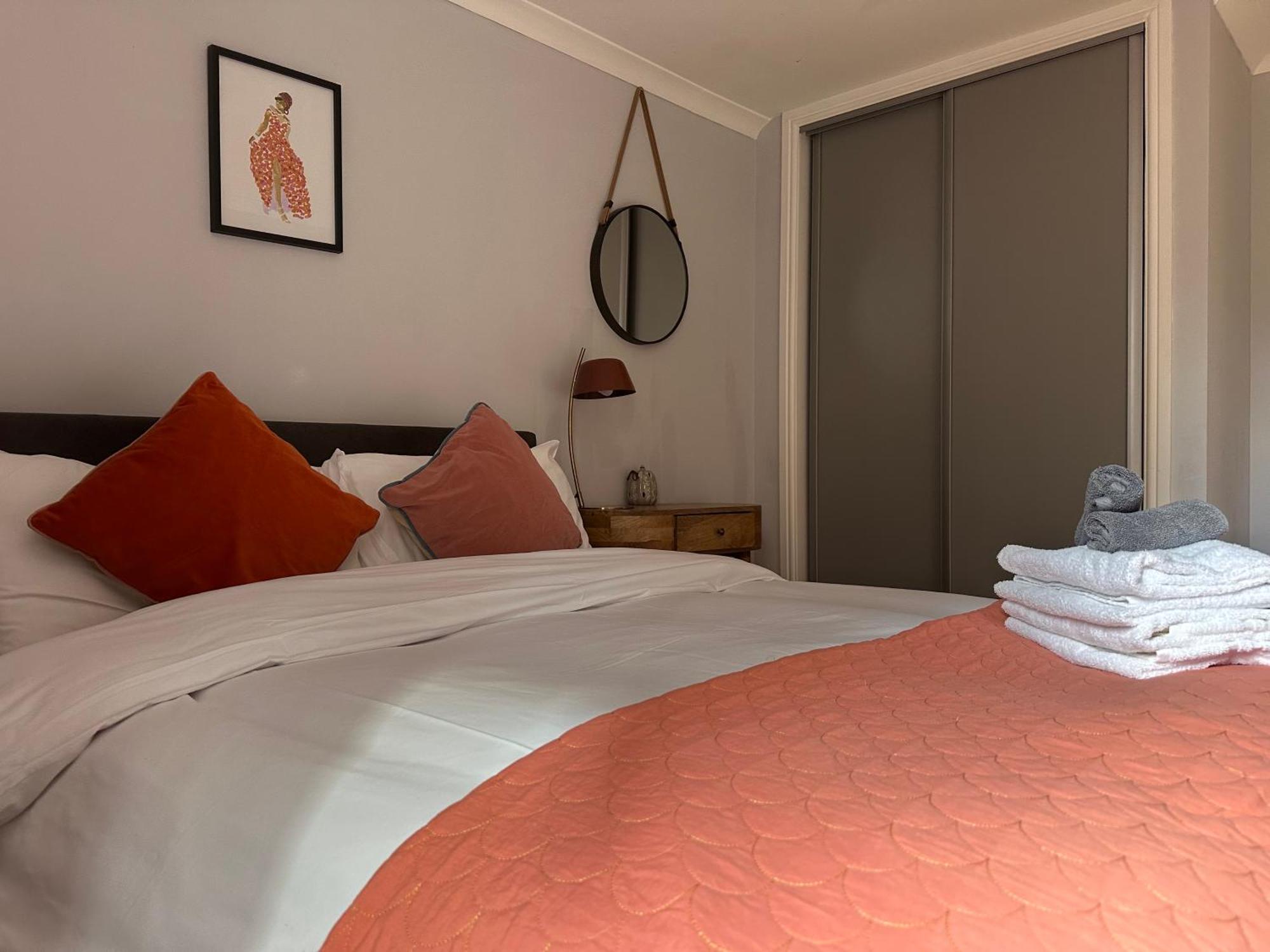 Private Main Door Lovely 2 bedroom apartment EDI Buitenkant foto
