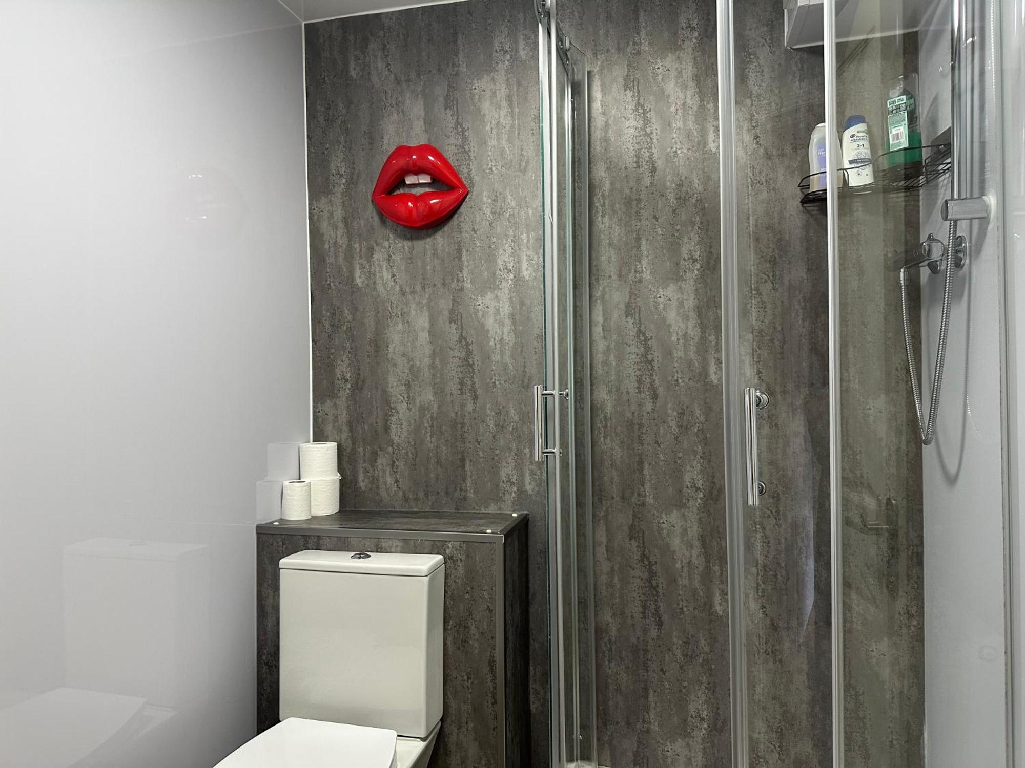 Private Main Door Lovely 2 bedroom apartment EDI Buitenkant foto