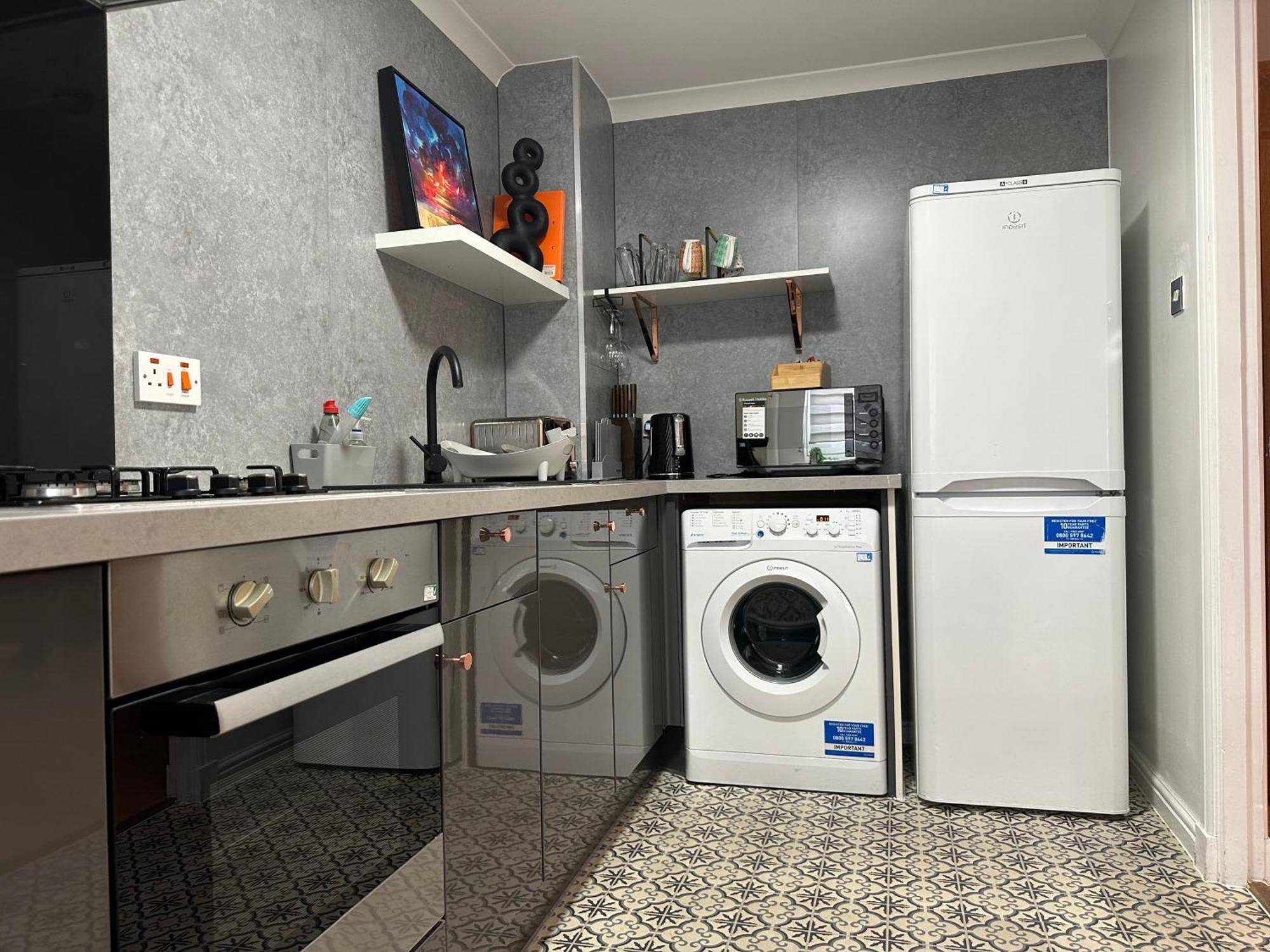 Private Main Door Lovely 2 bedroom apartment EDI Buitenkant foto