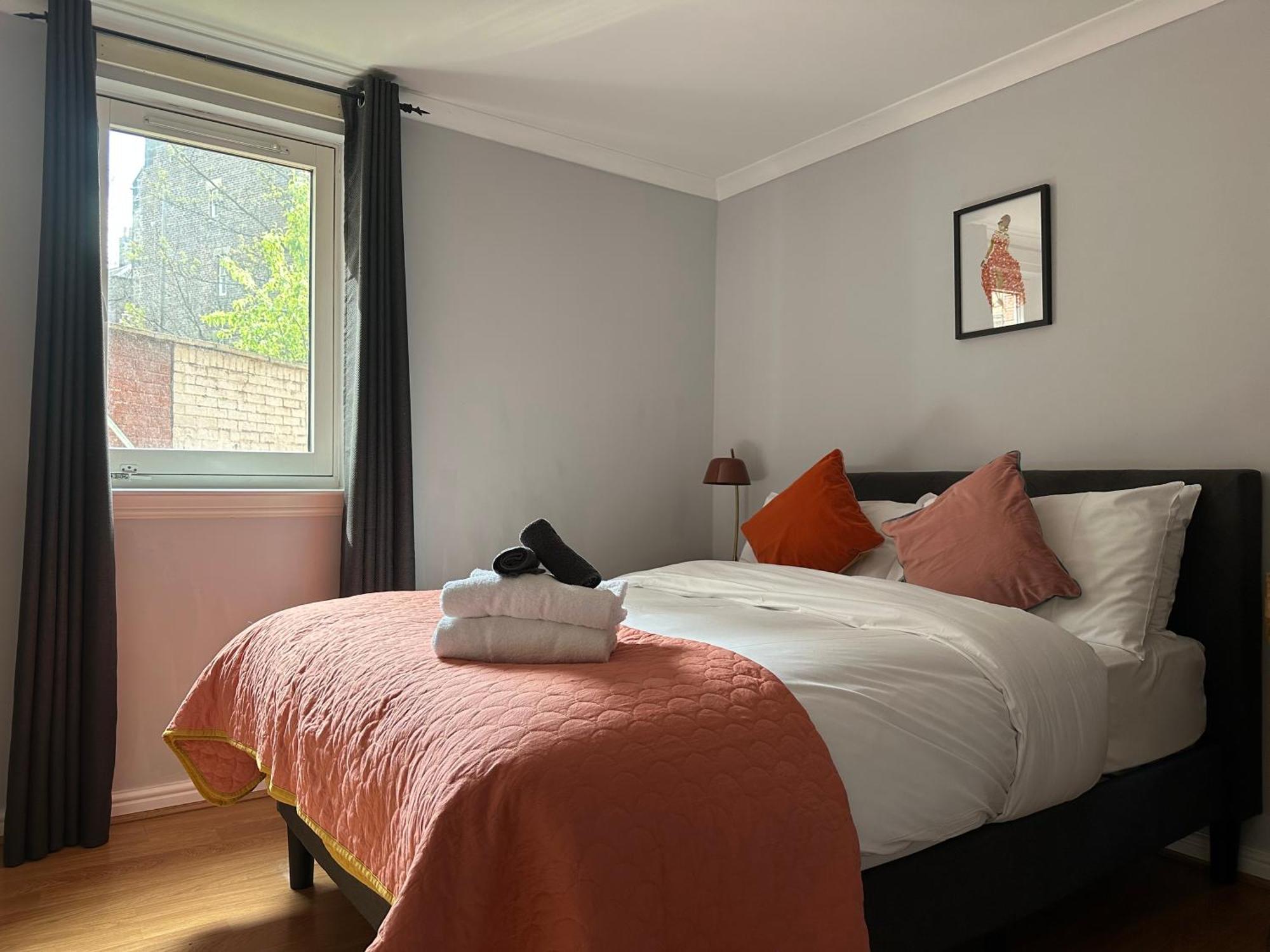 Private Main Door Lovely 2 bedroom apartment EDI Buitenkant foto