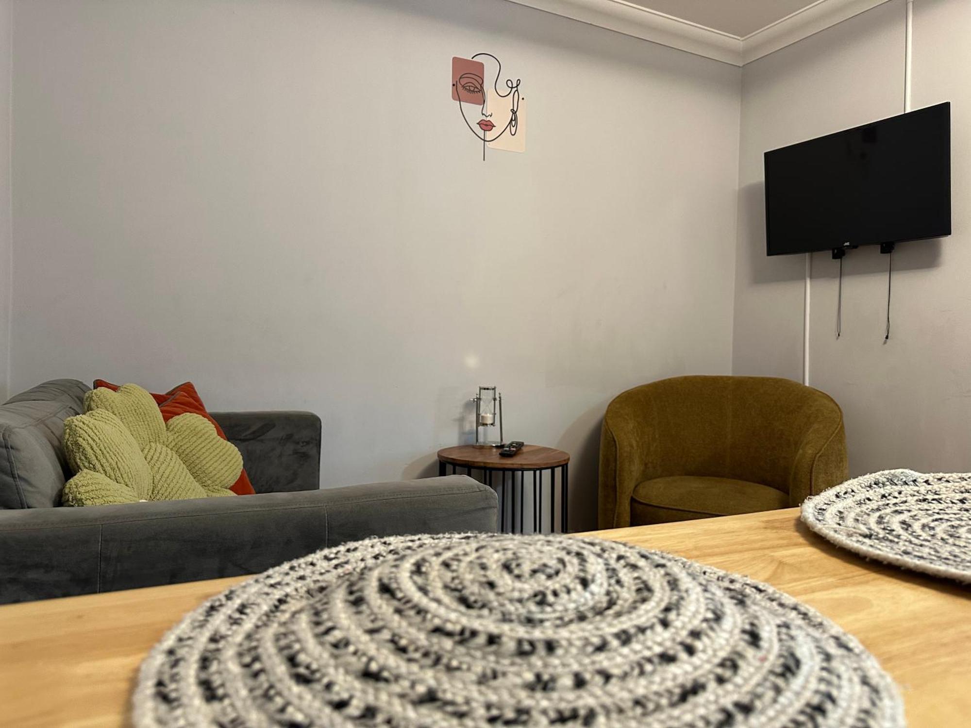 Private Main Door Lovely 2 bedroom apartment EDI Buitenkant foto